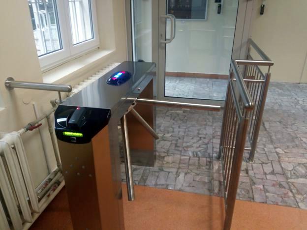 Systemy kontroli dostępu LOCA - czytniki kart, identyfikatory dla uczniów